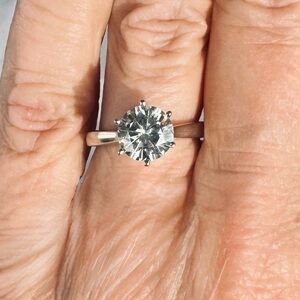 Stunning 14K White Gold Solitaire Ring